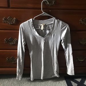 Long sleeve light grey v-neck